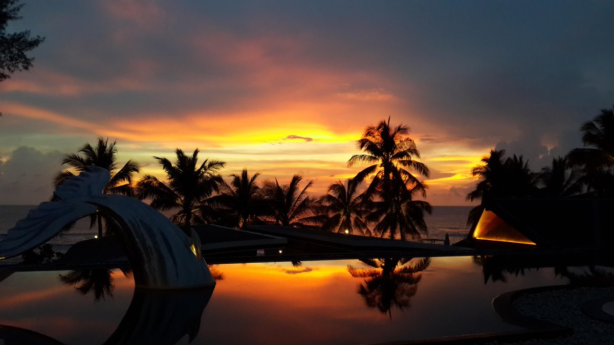 InialaBH's tweet photo. A magical sunset looking over Iniala Penthouse.
#Sunset #Travel #LoveIniala http://t.co/jKFoxNFscc