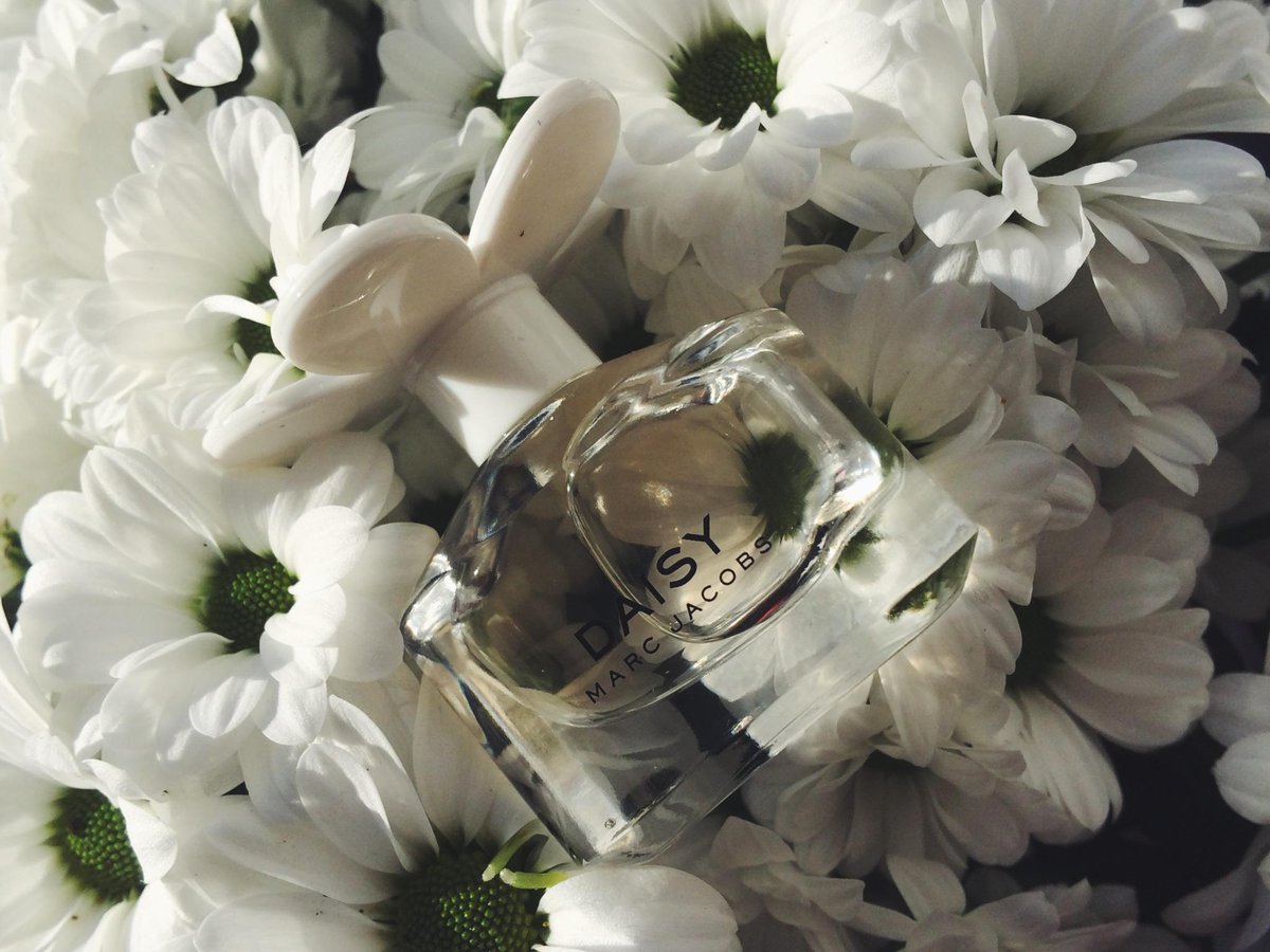 BritishVogue's tweet photo. Brightening up a rainy day - tiny @MarcJacobsIntl Daisy fragrances, and soem real daisies too #mjdaisychain http://t.co/Ckik4jyZrI