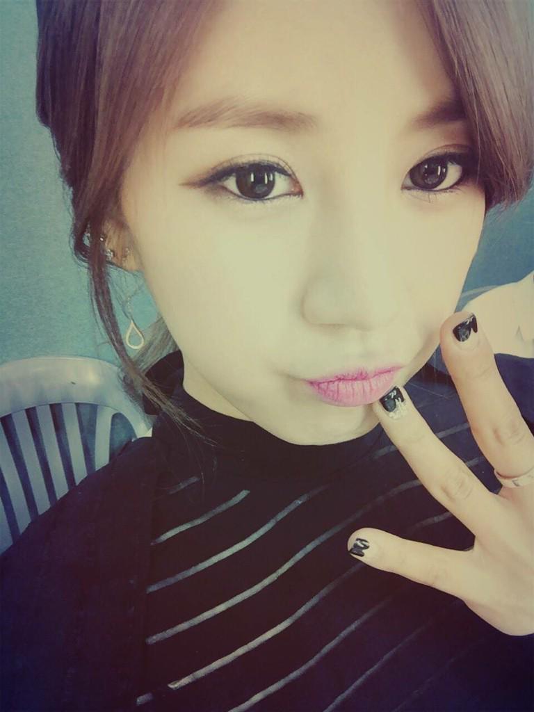 APINKRP's tweet photo. Naeun and chorong selca http://t.co/M6VwexPlmN