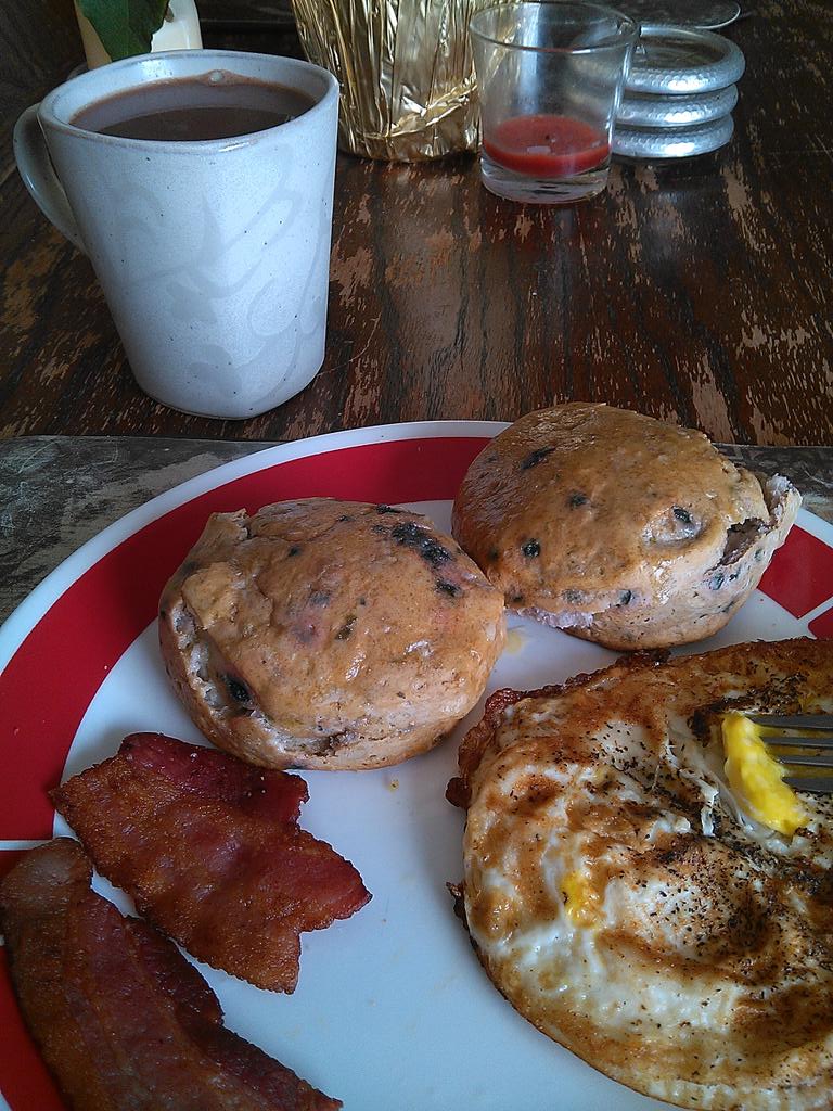 KashedOut410's tweet image. Eggs, maple bacon, blue berry biscuits, an coco #SmashSession  #FINALLYaDayOff #PaydayToday