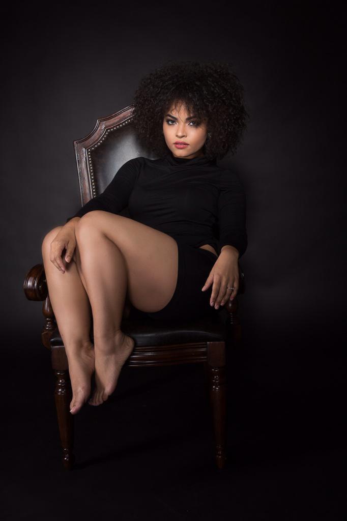 SofiaStylesMe's tweet photo. 👑💁 Straight chillen on the throne liiiike... #TryMeTryMe 💅😏🙆 http://t.co/WMVEKtjz6a