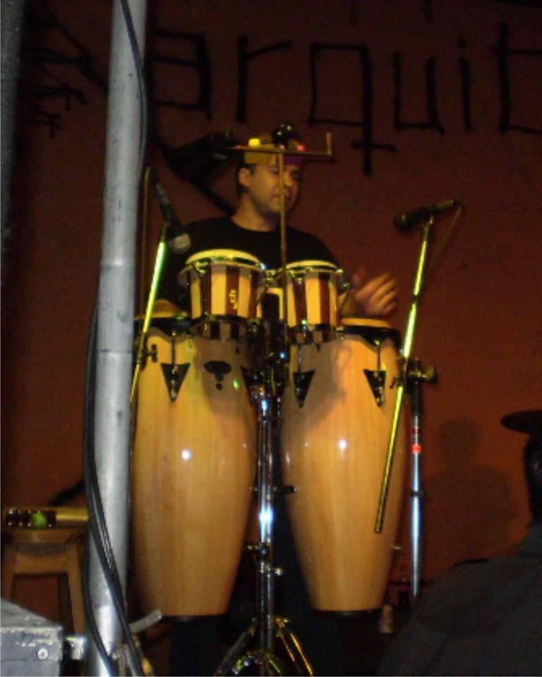 loschamosrock's tweet photo. Se agradece cualquier información a cerca de la ubicación del par de congas (LP) y bongó que se ve en foto http://t.co/6V9cgoPw6M