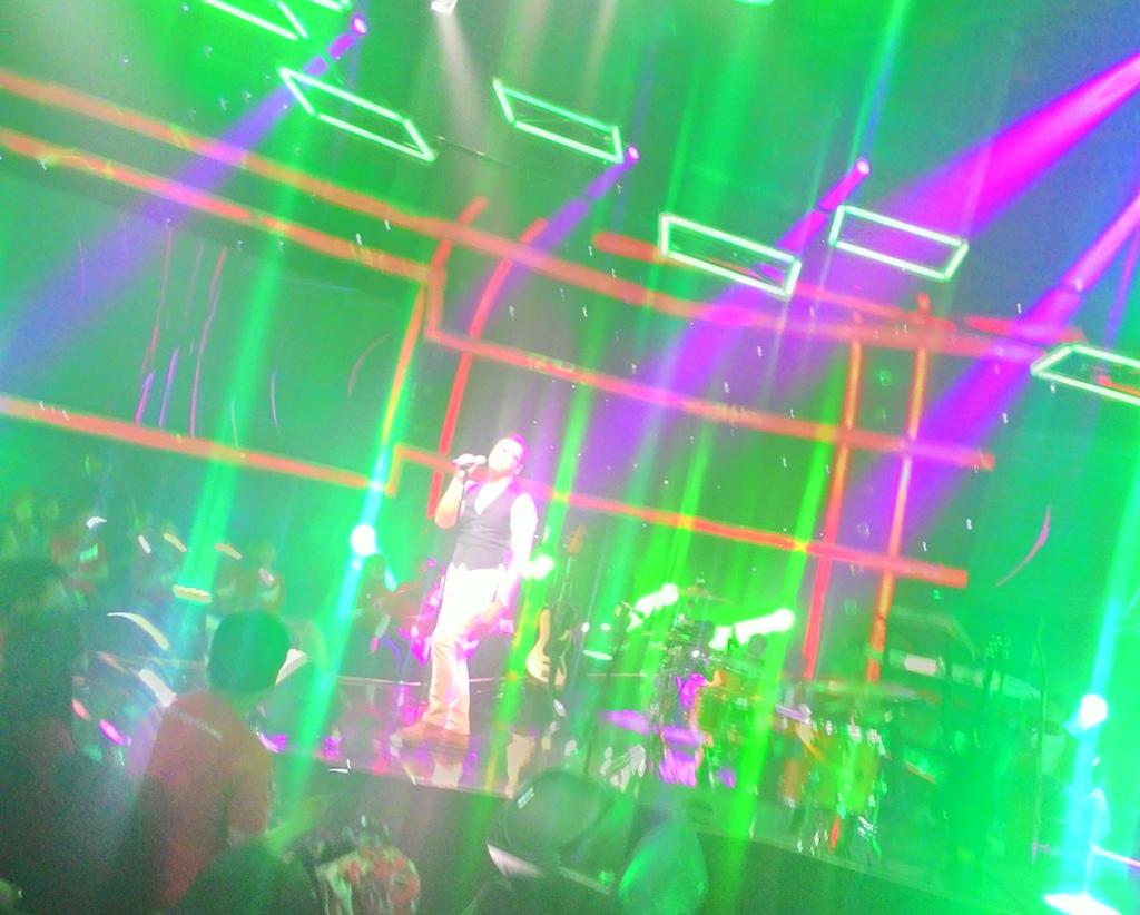 _TCRS's tweet image. Ngga takut terbelit tu suara #sembah"@TRANSTV_CORP: @sammy0809SmrgkR on the stage @TRANSTV_CORP #TTVSecondChanceNOAH http://t.co/RjEb6BZvgU"