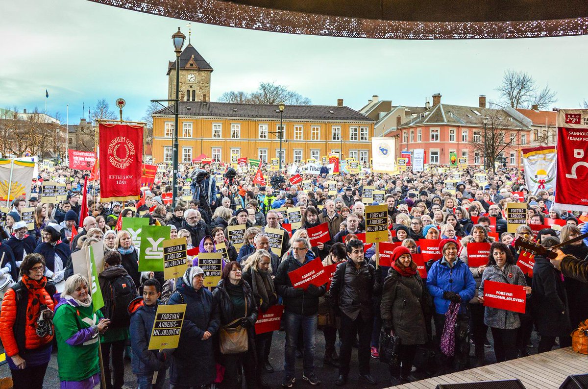 knutop's tweet image. Smekkfullt med midlertidige bråkmakere på Torvet i Trondheim i dag. #streik #aml