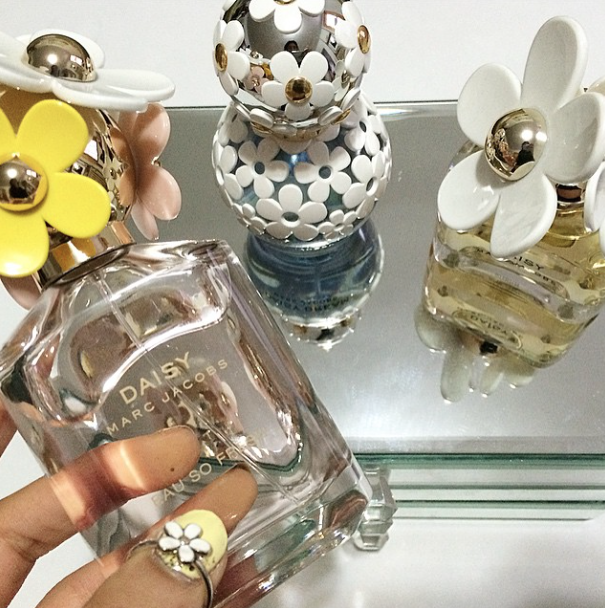 PrettyConnected's tweet photo. Enjoying a dose of spring with @MarcJacobsIntl Daisy. Happy National Daisy Day! #mjdaisychain http://t.co/ZWdTntPbZV
