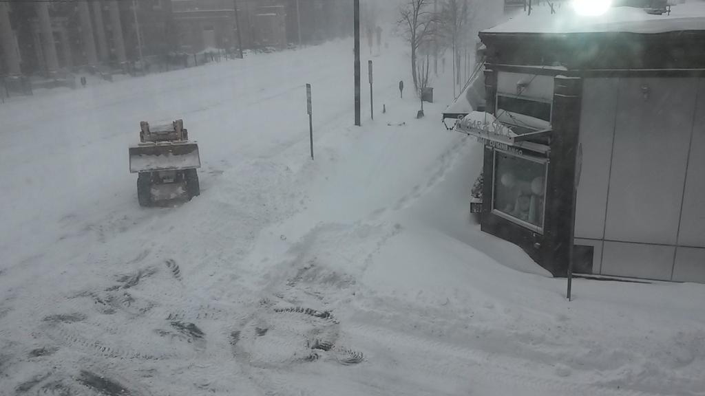 lukybsl's tweet photo. @tiempobrasero  la nevada en Boston nos deja estas imagenes http://t.co/UYRrlDbYIV