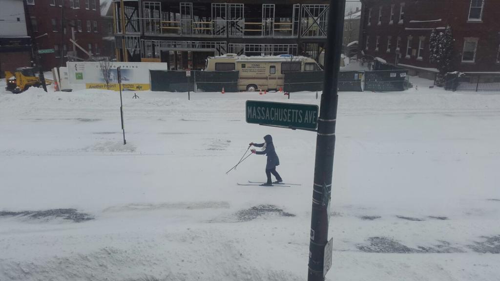 lukybsl's tweet photo. @tiempobrasero  la nevada en Boston nos deja estas imagenes http://t.co/UYRrlDbYIV