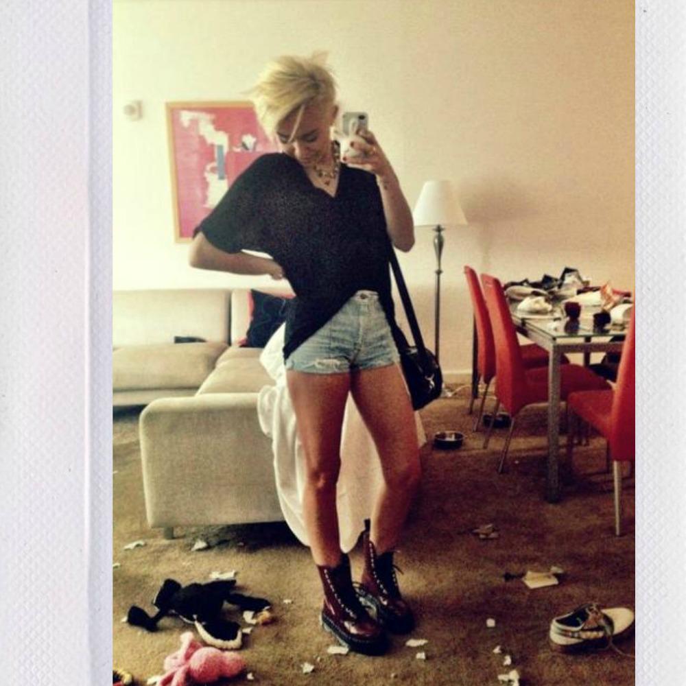 BadGalMiiley's tweet photo. Good morning guys ☀🌈🌴🌸 http://t.co/dmwZPinbCI