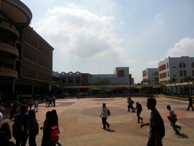 URGENTE: GNB y Policía Regional  Atacan a estudiantes de #URBE Maracaibo Cn Bomba Lacrimógena #28E 11:30am <a href="/zoriantny/">Zoriantny Vale♥</a>