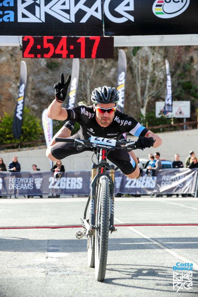 Viator_Es's tweet photo. Divertida imagen que nos llega desde la misma línea de meta de la @cblancabikerace . #ViatorEsCiclismo http://t.co/APYcEAM0yQ