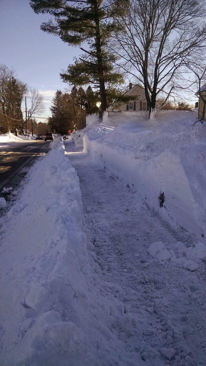 townofeaston's tweet photo. DPW Update: Sorry kids. #sidewalksclear #finishyourhomework #DPW http://t.co/dO9yREdJri