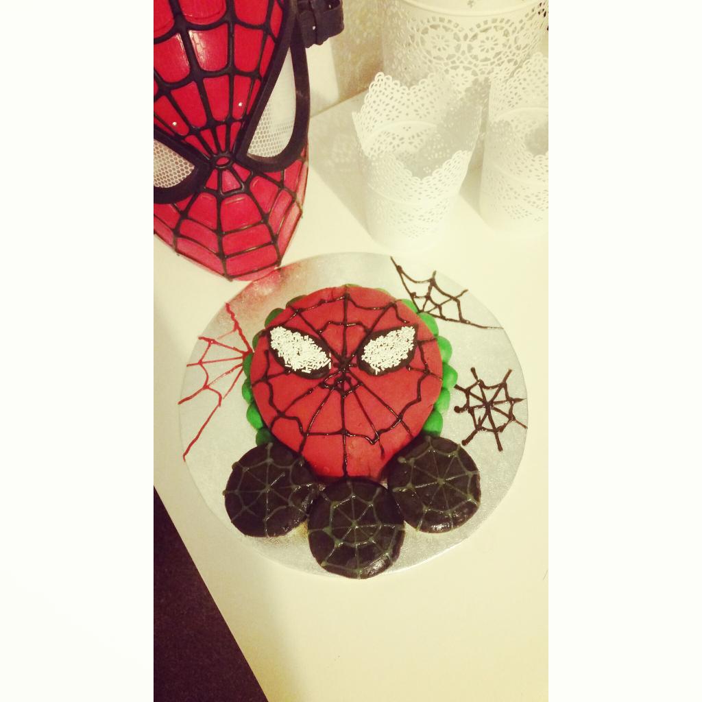 jaydee_a_'s tweet photo. After an hour of mixing, rolling and decorating, harleys superhero cake is ready for the Bake Off at school tomorrow http://t.co/tY9ezVt9fh