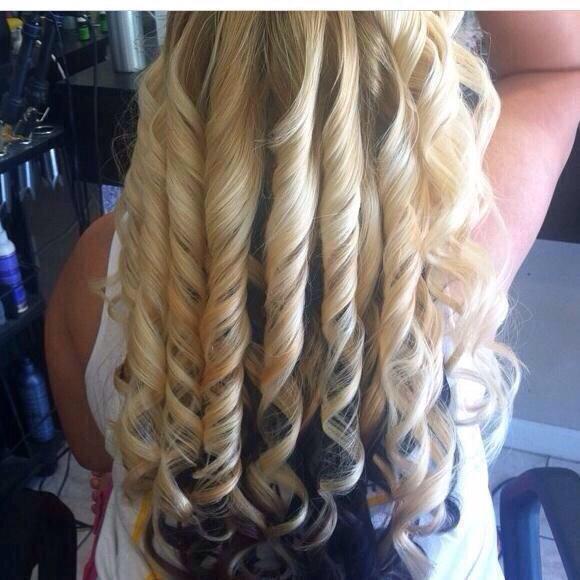HotGirlPains_'s tweet photo. When girls don't know how to use a curling wand 😱 http://t.co/Vp9iRTUvUq