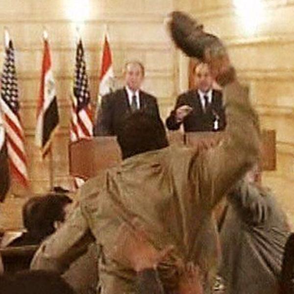 elchiringuitotv's tweet image. ¡ARDEN las redes sociales! Comparan el LANZAMIENTO de Arda con el ZAPATAZO a Bush #ElChiringuitoDeNeox