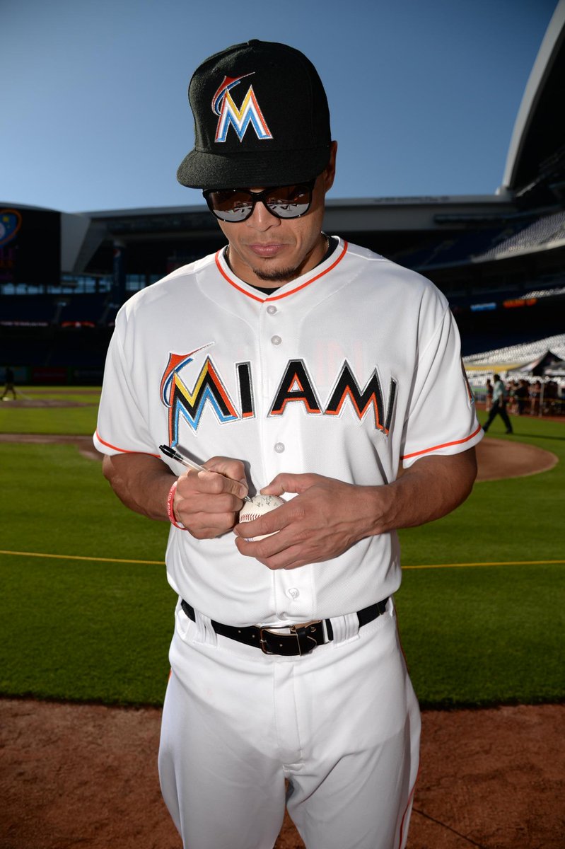 Marlins's tweet photo. If this tweet gets over 1,000 RETWEETS, we'll give away an autographed #GiancarloStanton baseball. #FaceOfMLB http://t.co/T69mHUUe5R