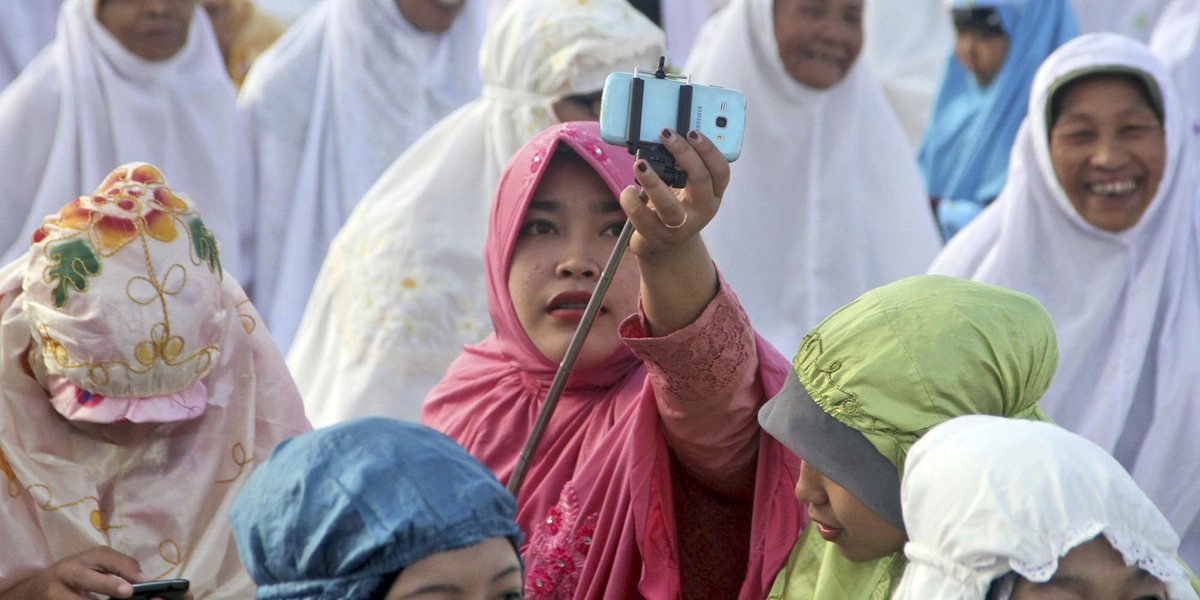 HuffPost's tweet photo. Indonesian cleric calls selfies a sin. Muslim youth respond with selfies.  http://t.co/XCXMlCyNVX http://t.co/jpRXwb4MRp