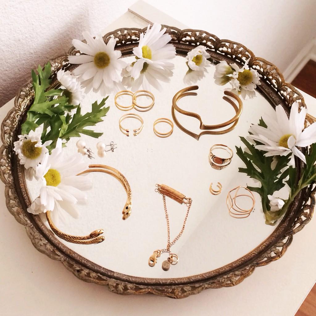 bethanystruble's tweet photo. Celebrating National Daisy Day with my favorite @marcjacobsfragrance that reminds me of spring #mjdaisychain http://t.co/cYeDZkrBdO