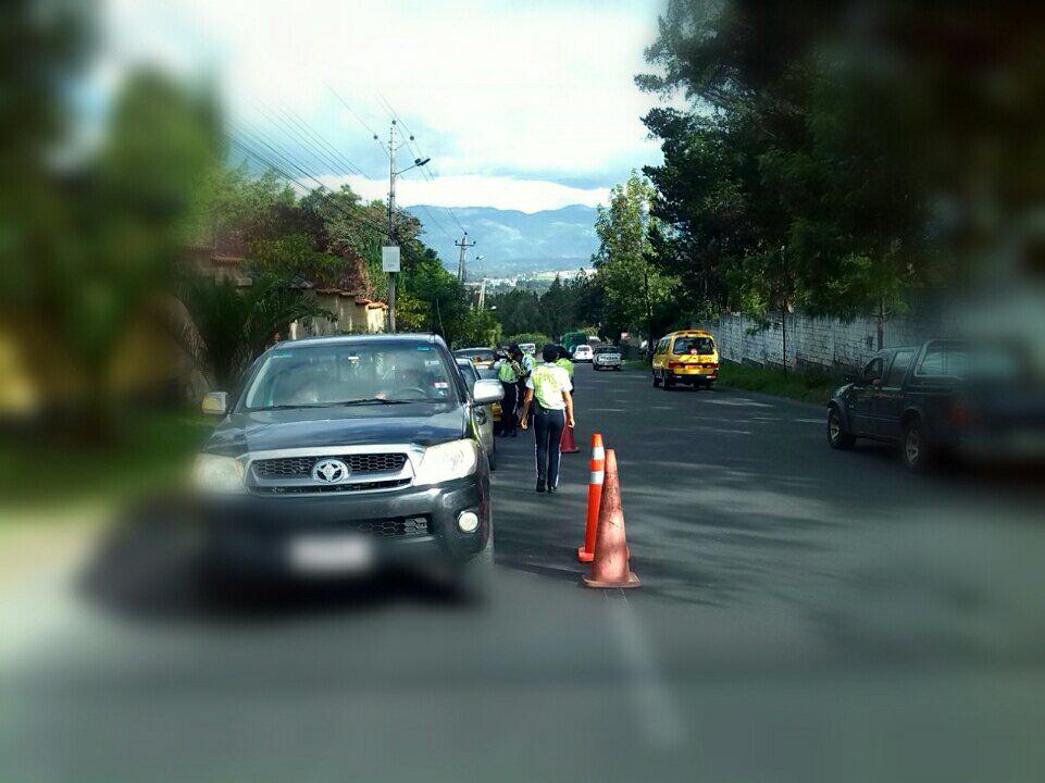 EcuNix's tweet photo. Nuestro compromiso la #SeguridadVial de l@s quiteñ@s. Intensificamos operativo #ControlDeDocumentos en el #DMQ http://t.co/IWWWRXnm9r