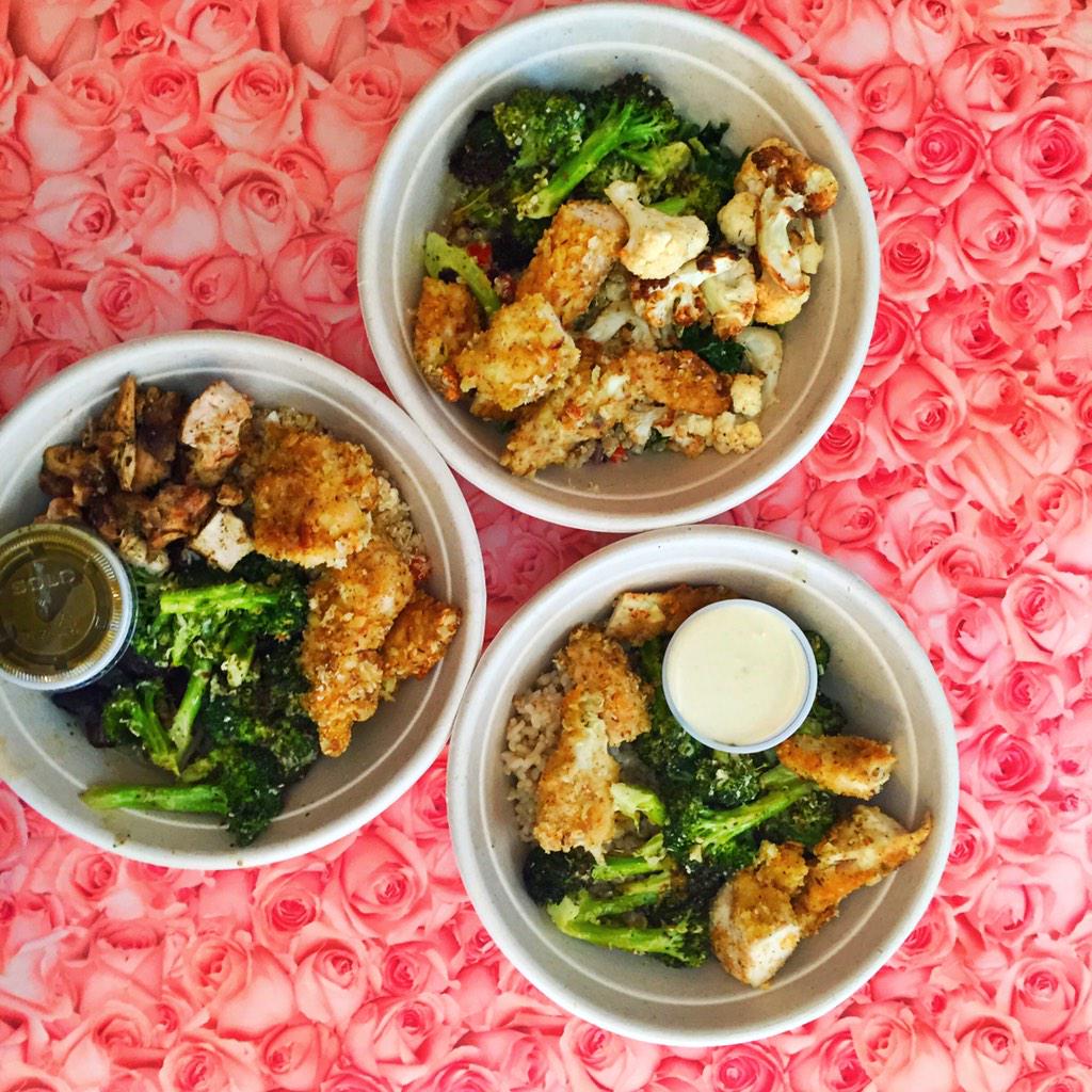 TheKatLewis's tweet photo. Feeling like a queen π dining on a bed of πΉ roses at @FreshKitchenTPA #softesh #sofast #healthy #eatclean #SOgood http://t.co/3GYyTaHn0d