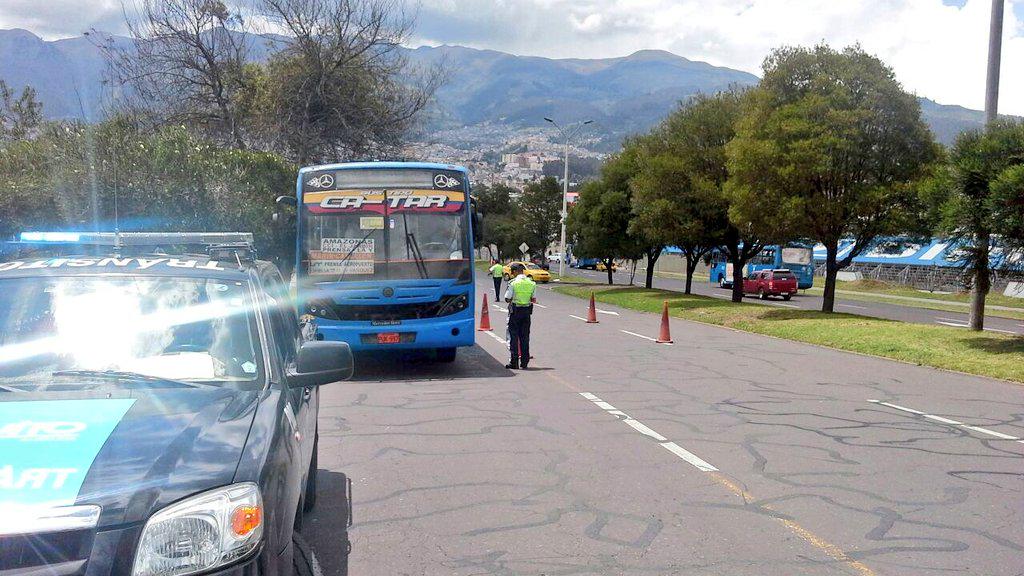 EcuNix's tweet photo. Nuestro compromiso la #SeguridadVial de l@s quiteñ@s. Intensificamos operativo #ControlDeDocumentos en toda la ciudad http://t.co/amnnBjNUng