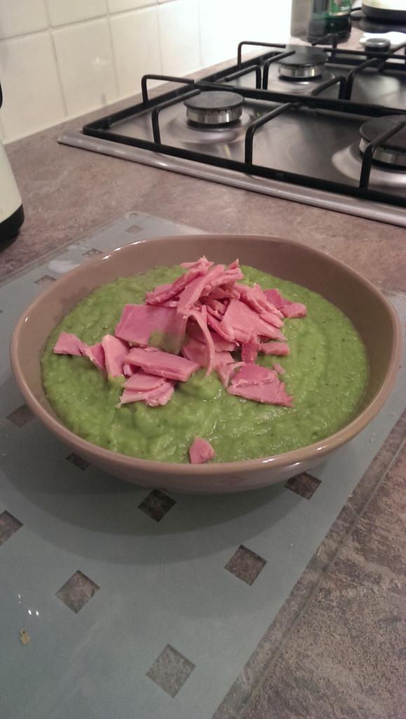 KickstartSarah's tweet photo. Q:What do #SnowyCelebrities eat for dinner? A:@KickstartSarah pea&amp;ham #cleaneating #soup #Nutribullet #HeartSoup http://t.co/PE3K36QAnZ