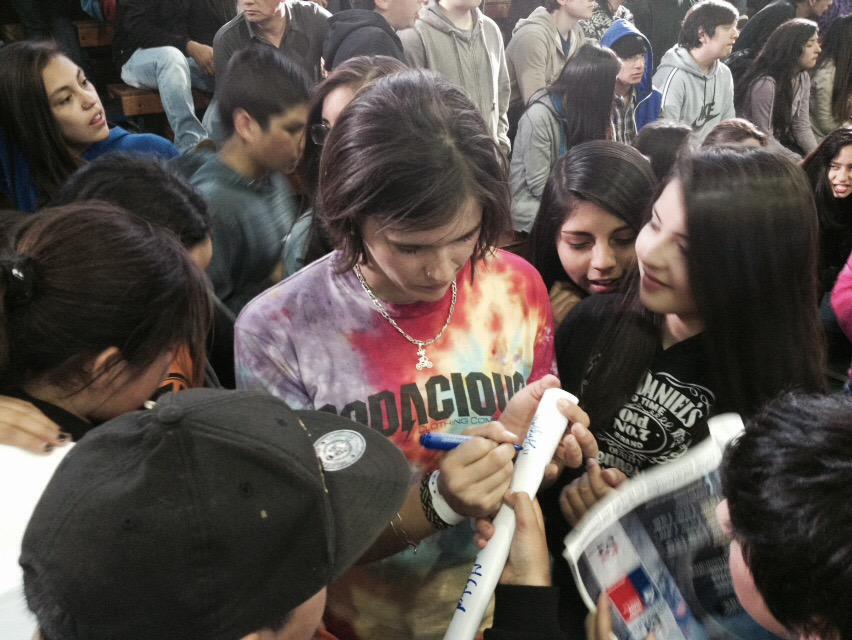 Oscar_Espana_B's tweet photo. @CamiGoddy saludos, un recuerdo del #AustralBMXcontest tus fans a la hora de pedir un autógrafo a la número 1 http://t.co/pRmjvZKqT0