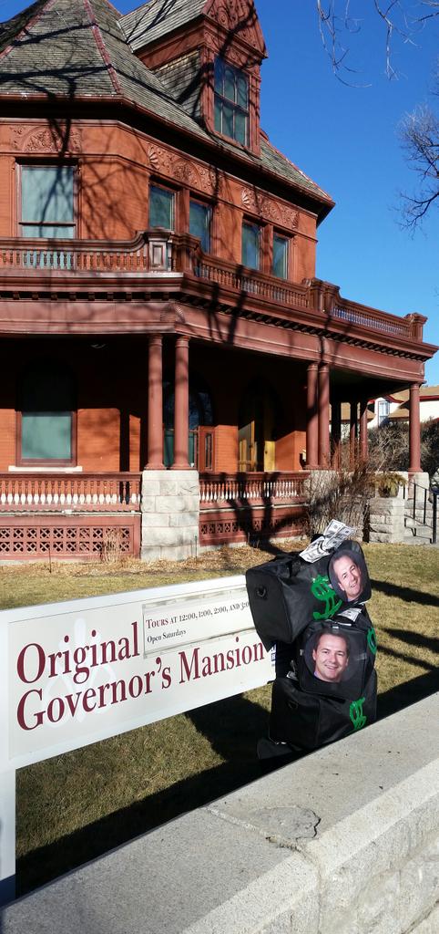 MTGOP's tweet photo. Delivery mixup- bags of #unlimitedcorporatecash go to @GovernorBullock's Capitol office #GovHypocrite #mtleg #mtpol http://t.co/OhNdMvS36d