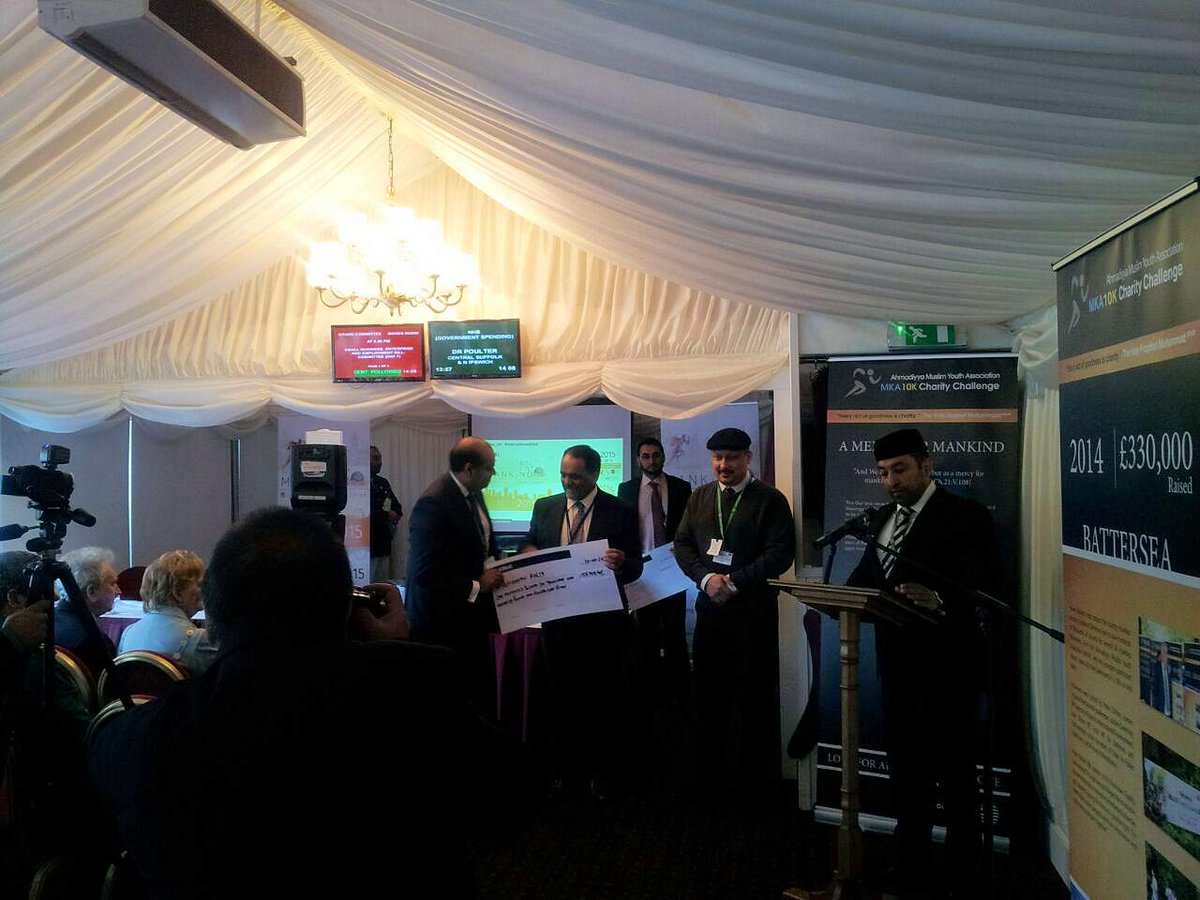 HumanityFirstUK's tweet image. Cheque for £126,000 for HF received today at Houses of #Parliament from @MKA_UK. Amazing contribution. #mercy4mankind
