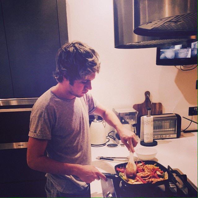 Baby cook 🙈😍❤️ @DaddyNiallXx