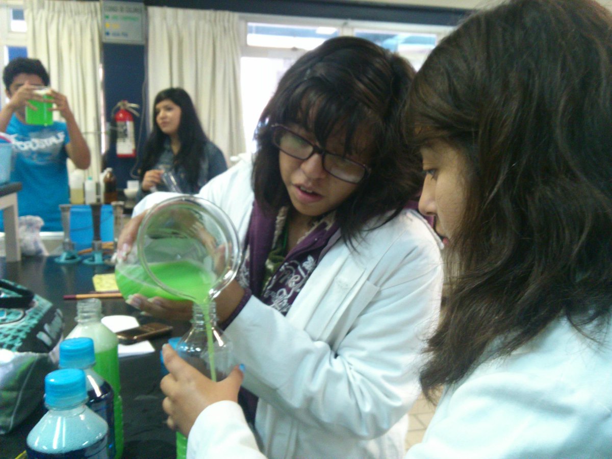 SiladinAzcapo's tweet photo. HOY TALLER "ELABORACIÓN DE LIMPIADOR TIPO PINOL" 13-15 HRS. PARA ALUMNOS Y 18-20 HRS PARA PAPÁS DE FAMILIA. ASISTE!!! http://t.co/ju7CZDwHgZ