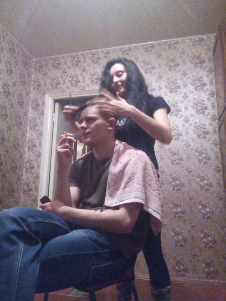 madseen88's tweet photo. Играем в Я,Сталин стрижет Гитлера http://t.co/Sv2Fz2NqDw