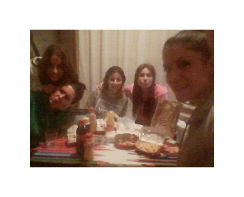 mimamou_'s tweet photo. Nos lo merecemos, y lo sabemos 🍔 🍟 @CristinaPosti @vvelazquez94 @LauriArz http://t.co/iM5RBvRP55