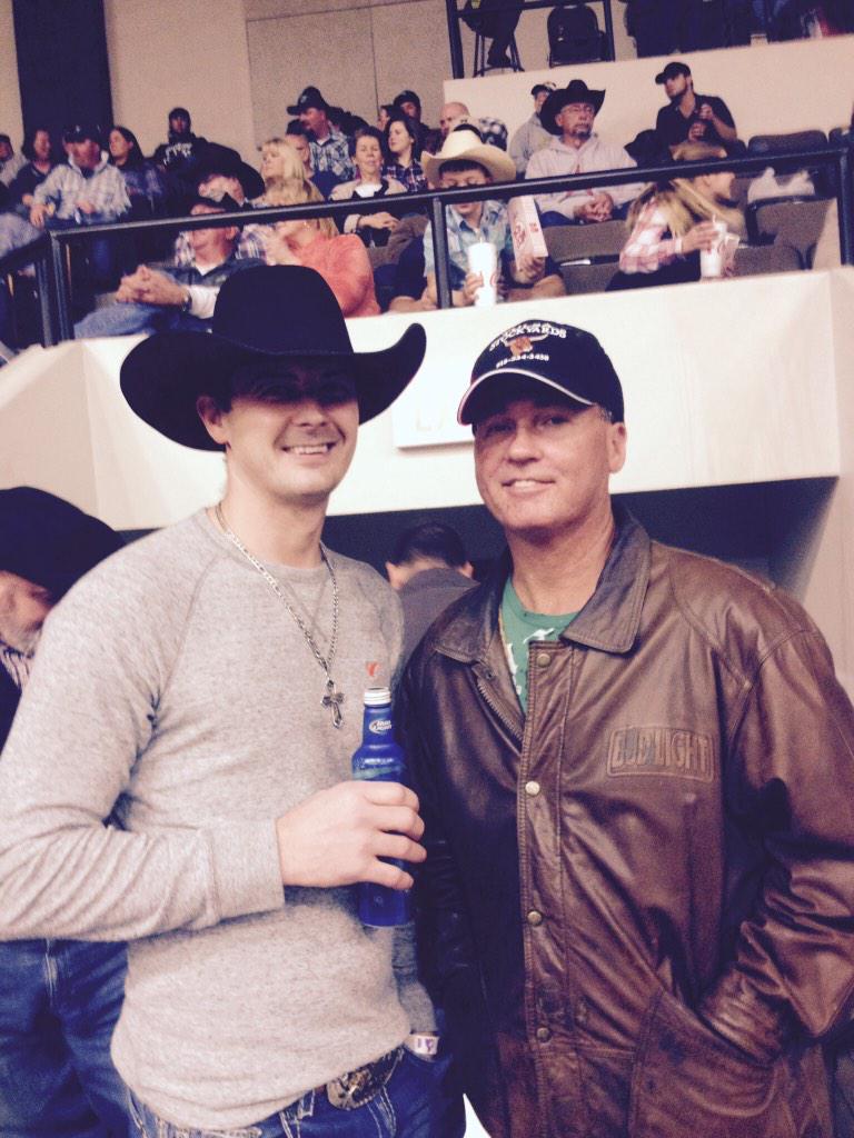 meggerlu's tweet photo. @coolio_collins and TDW look like and advertisement for @budlight http://t.co/dOlT0S9WGK