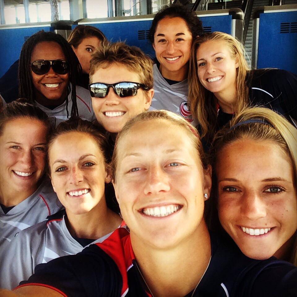 Team #selfie while waiting for <a href="/jillppotts/">Jillion Potter</a> to land! 🇺🇸🏉 <a href="/USAWomens7s/">USAWomens7s</a> #surprise #rugby #bettertogether
