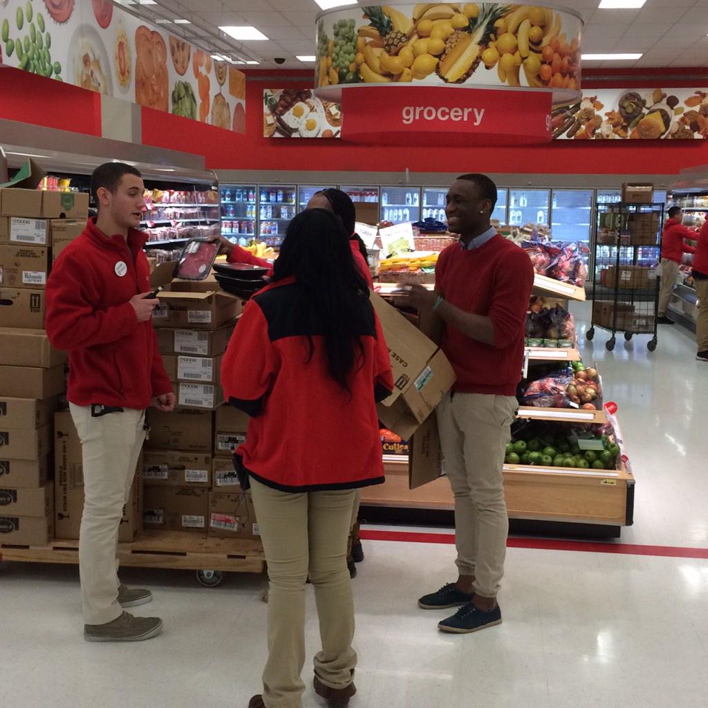 Aaron4290's tweet photo. Pfresh smart huddle over here at 2475..a late delivery won't stop us! #FillTheFloor #DriveSales @rjoseph70 @ShanHone http://t.co/56csgHM2KI