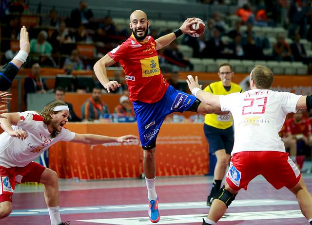 teledeporte's tweet photo. ¡¡FINAL!! ¡¡ESPAÑA 25- DINAMRCA 24!! En el último minuto http://t.co/Hf9dwbWVju #Catar2015TVE ¡A SEMIS! http://t.co/HvmepkQDmp