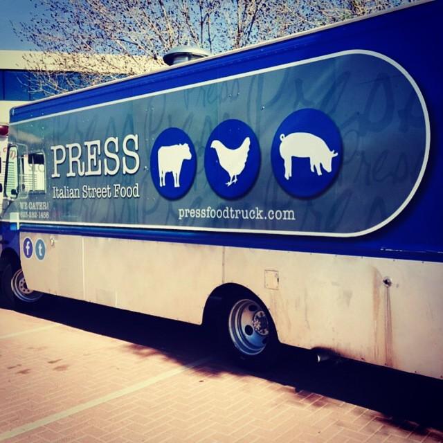 foodrevoltblog's tweet image. Simple and you know what your getting.  Pork. Poultry. Beef.  We like.  #longbus #foodtr... ift.tt/15UterC