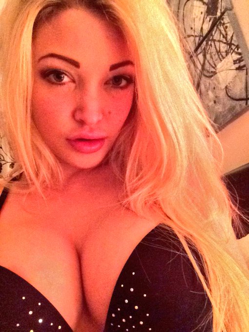 CLEAVAGE #Birmingham http://t.co/Sh6mIpiJuj<a href="/tag/birmingham"class="tags">#Birmingham</a>