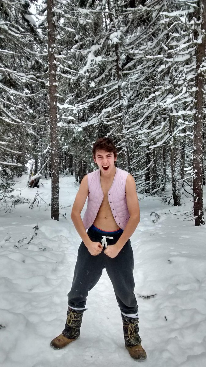 UptoTheNorth's tweet photo. Good afternoon!Enjoy this picture while we continue working #throwback  #notcold #tryingtobemacho @DefiMonde http://t.co/bTNN8Yl28a