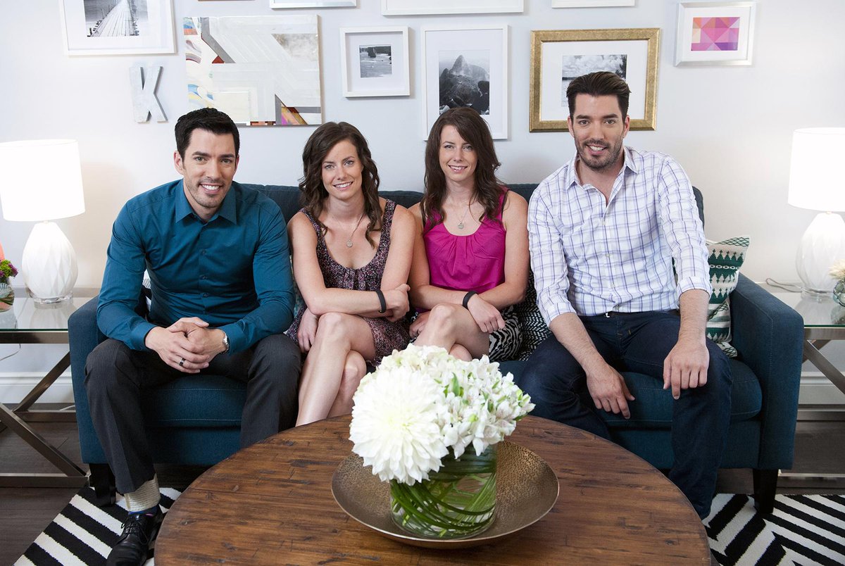 PropertyBrother's tweet photo. Watch tonight as @MrDrewScott & @MrSilverScott help another set of twins! 9 p.m. @hgtv #ProBroTime http://t.co/bwBhVquJR2