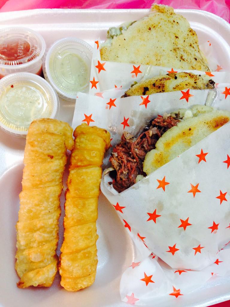 michcazares1's tweet photo. Después de una buena y rica comida 😆 en @PapelonEl síganlos, ahora sí a trabajar en @LAMEJORFMMTY 😊😊😊👍 http://t.co/ZGqvMVGUse