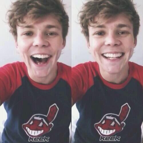 Hey, I'm Ashton (-: rt for me, babe? I'll give you cuddles 🙈