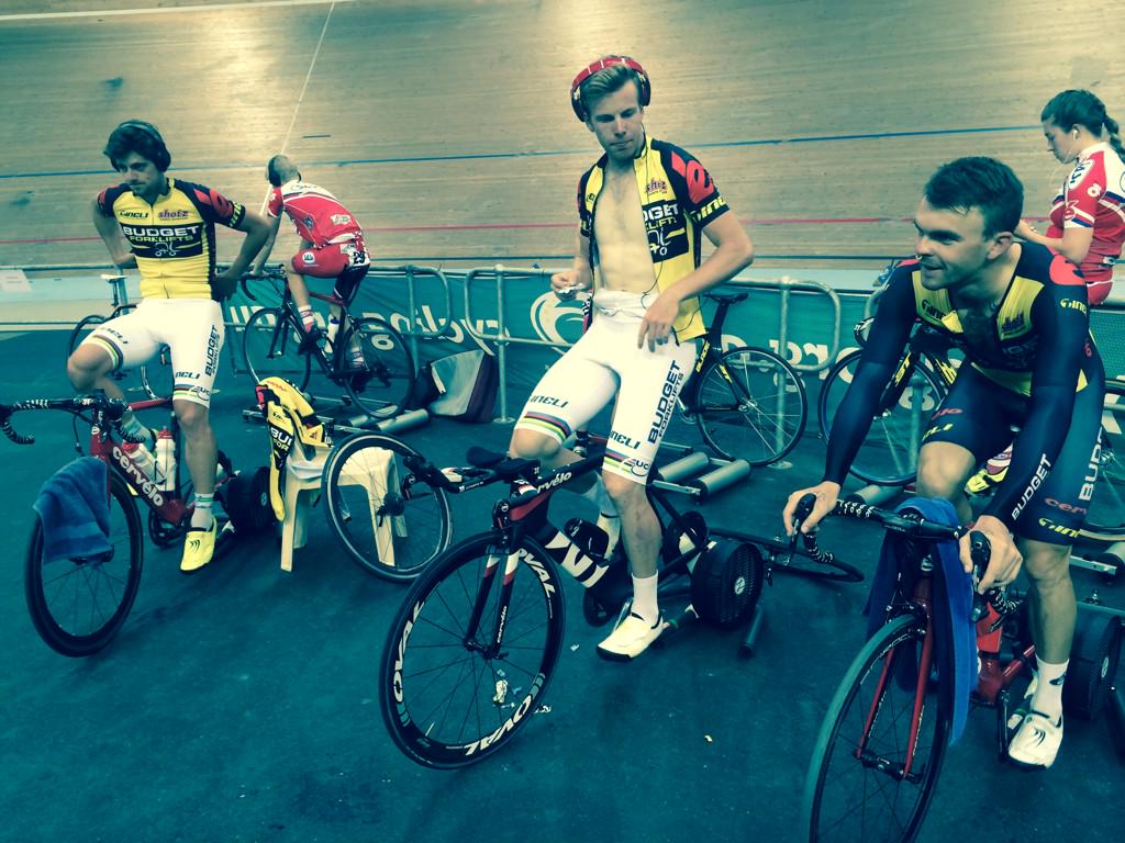 Boys warming up for #tracknats TP qualifying <a href="/CerveloAus/">CerveloAus</a> @ShotzNutrition <a href="/tineli/">TINELI cycle clothing</a>