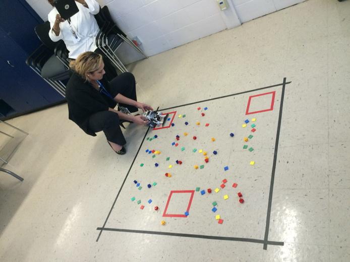 OmarEValdivia's tweet photo. @hisdSTEM  Teachers digging into Robotic's Challenge! http://t.co/W7XjFyps2y