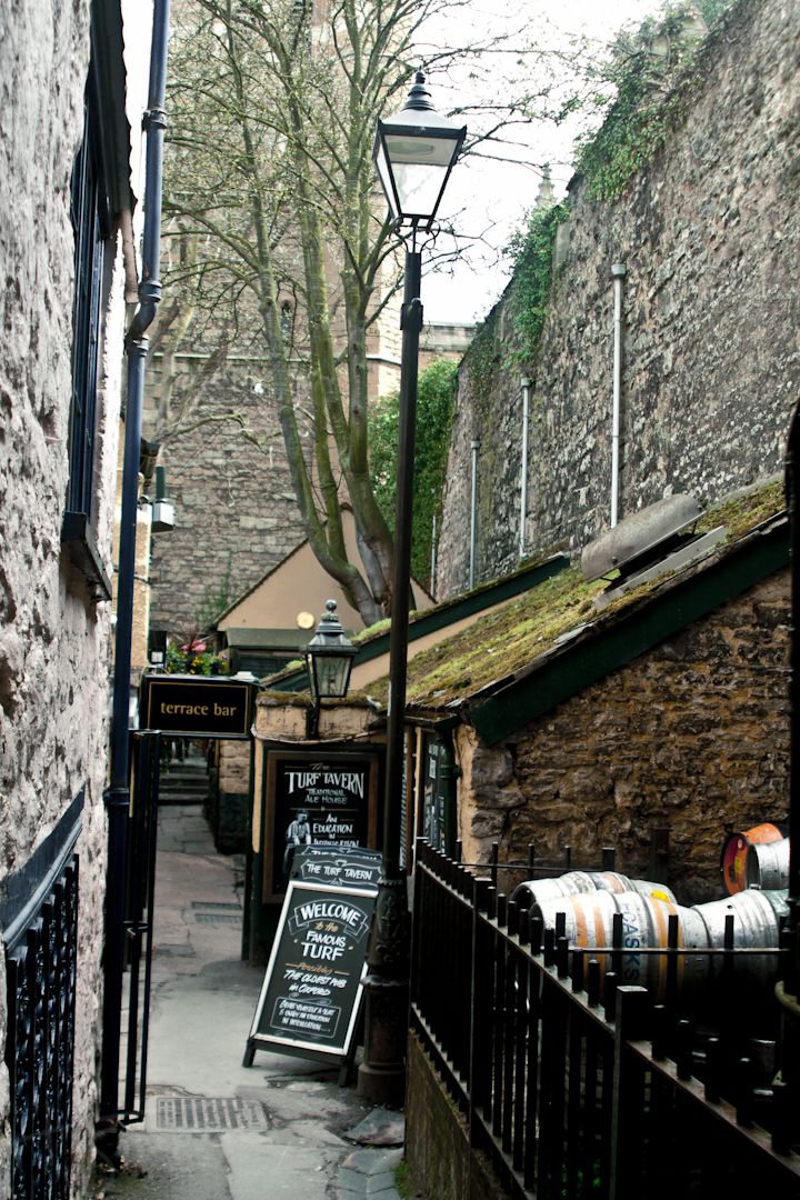Hidden pub called the Turf Tavern in #oxford