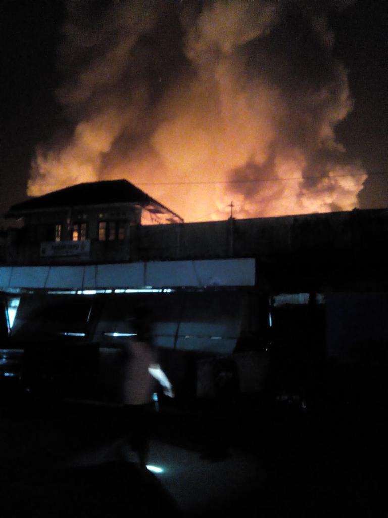 DPWIKAPPIJATENG's tweet photo. #DukaIKAPPI RT @Kutho_Pati: Pasar TAYU terbakar http://t.co/whg8AOFLkN