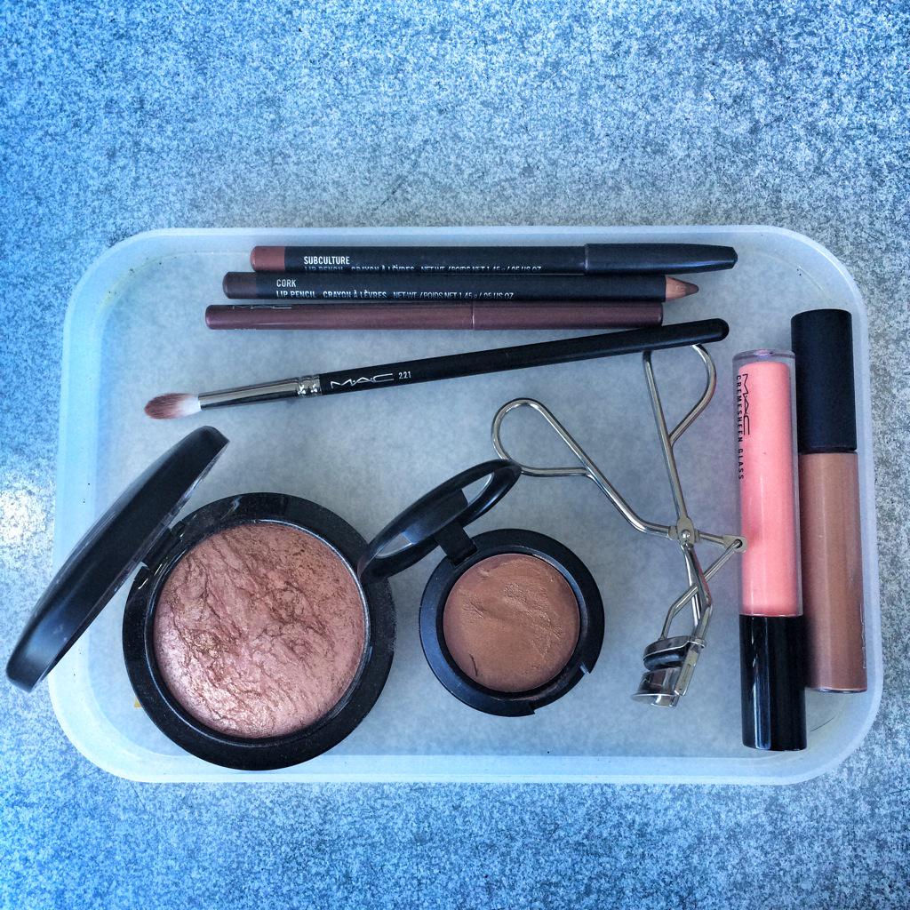 Today's essentials.
Bronze CCB Cork Liner
Plank Technakohl Liner
New brush alert! #221
#obsessed
<a href="/popsugarau/">POPSUGAR Australia</a> #mac