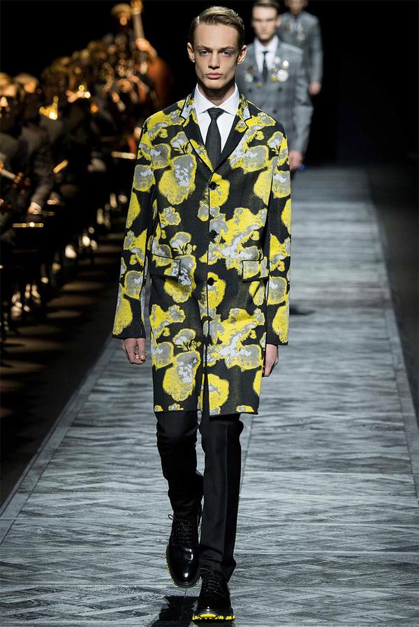 ststyleswipe's tweet image. Menswear Fall 2015 is all about the coat. #Fall2015 #menswear #statementcoat fashionroadtest.com/menswear-fall-…