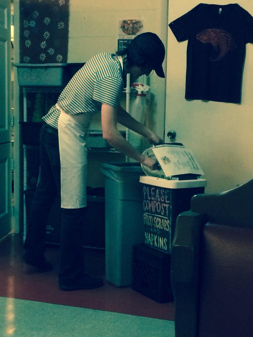allsup_IB105's tweet photo. #UIUCtinyprints red herring compost food scraps and napkins http://t.co/HPeFUGA251