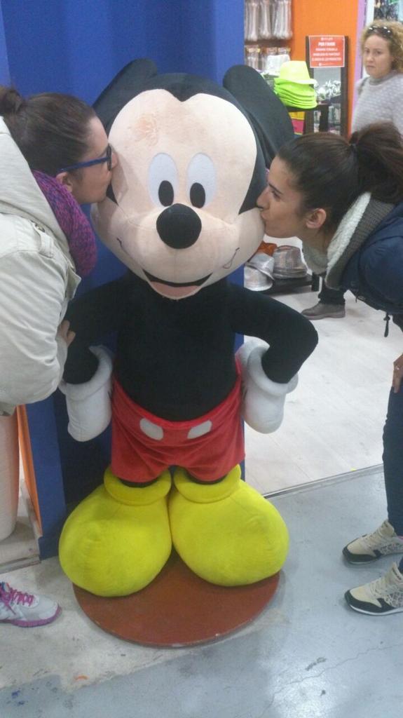 JuliaSanchezRub's tweet photo. Volver a ser enanas por unos minutos ❤❤ http://t.co/rmdaGpQN9k